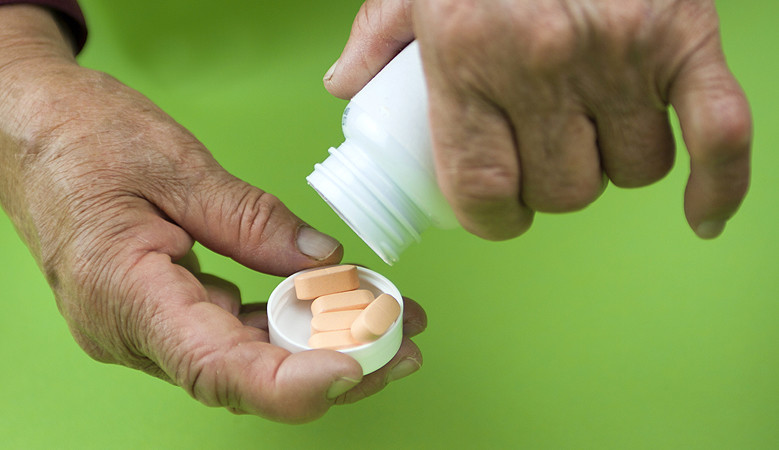 A gyógyszert fájó ízületbe injektálják. Ízületi gyulladás: mi segíthet a szteroidon kívül?