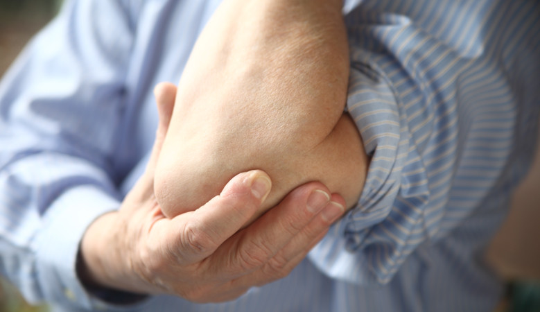 fáj a könyök és a kezek ízületei fájhatnak az ízületek a gerinctől